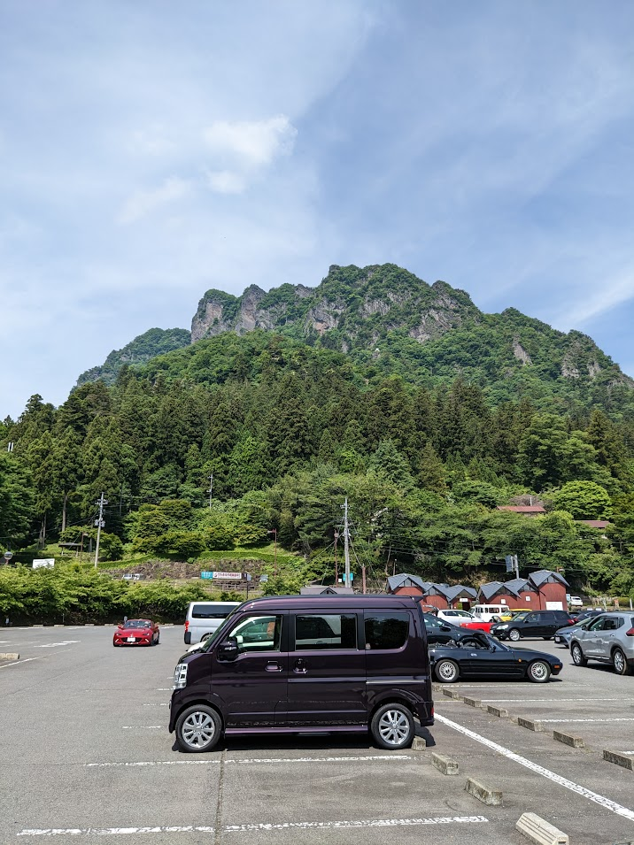 妙義山と私の車中泊車であるアズキちゃん（エブリイワゴン）